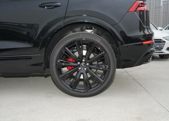 奥迪q8到店3.0t配四驱操控给力,24款奥迪q8五座顶配版