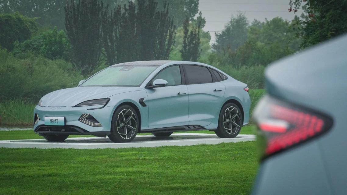 比亚迪海豹技术上的革新,比亚迪推出海豹是在和谁竞争