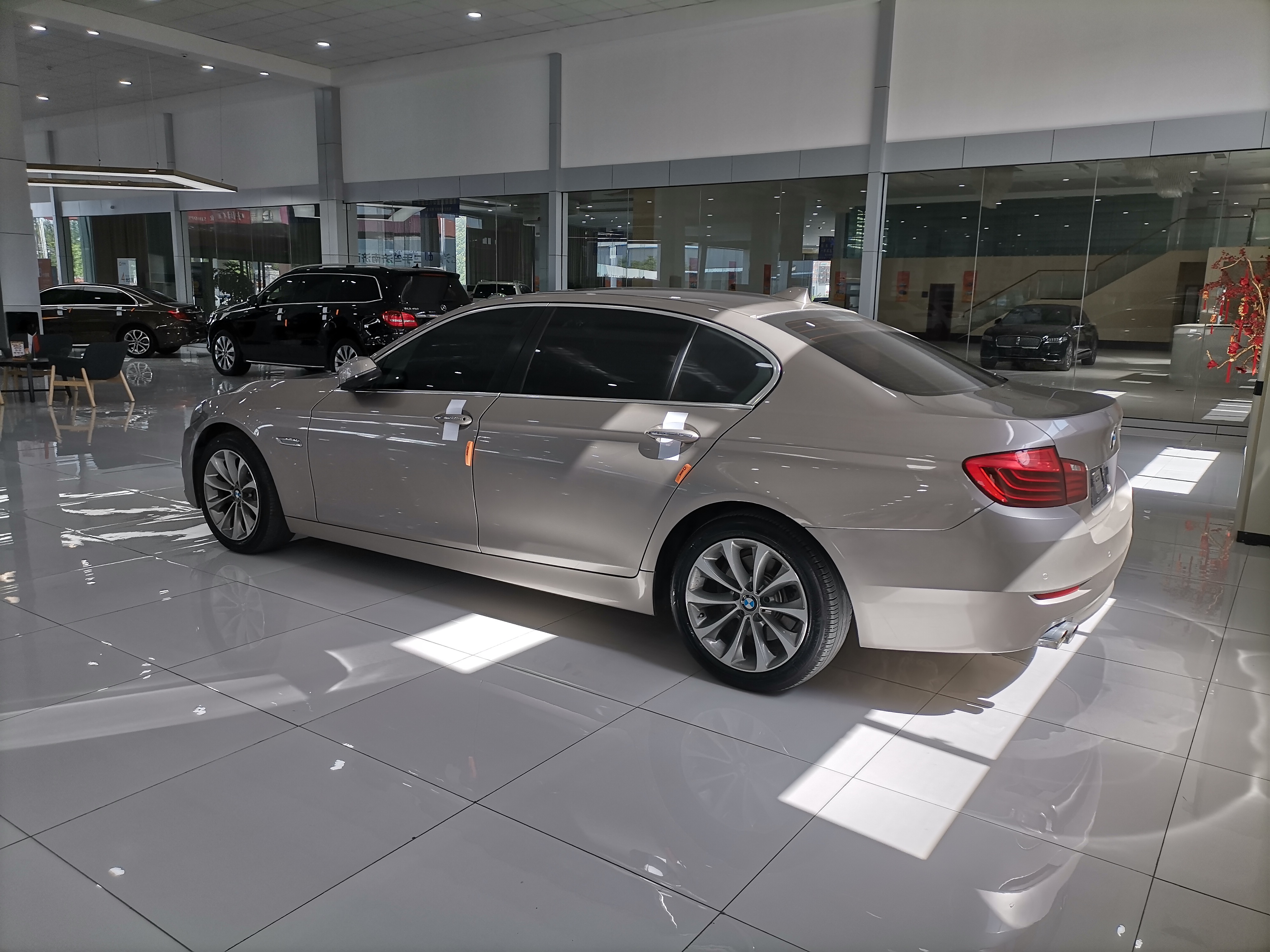 蓝天白云宝马218是啥档次,17款宝马525豪华设计和领先的区别