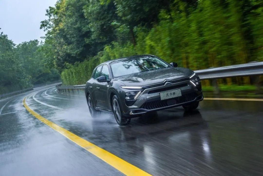 年轻人提雪铁龙凡尔赛c5x,价格不变新凡尔赛c5x哪款值得买