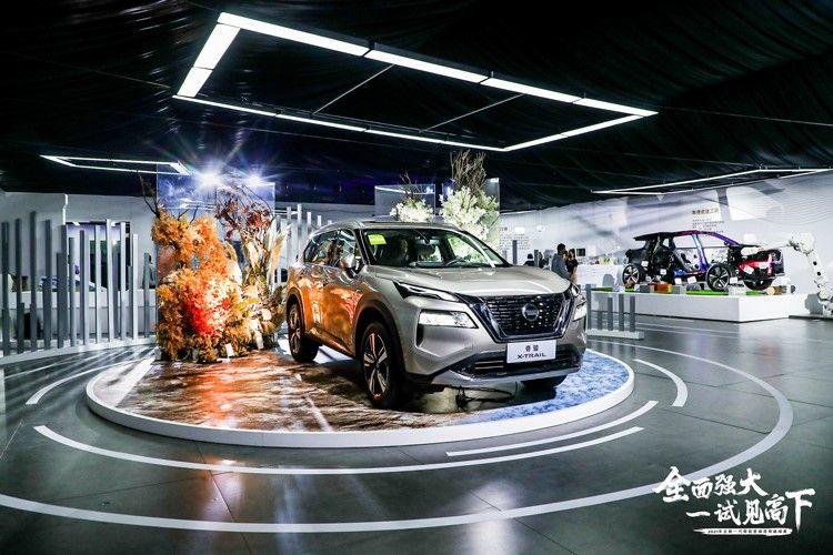 硬派越野车挑战80°c坡,越野挑战90度上坡视频