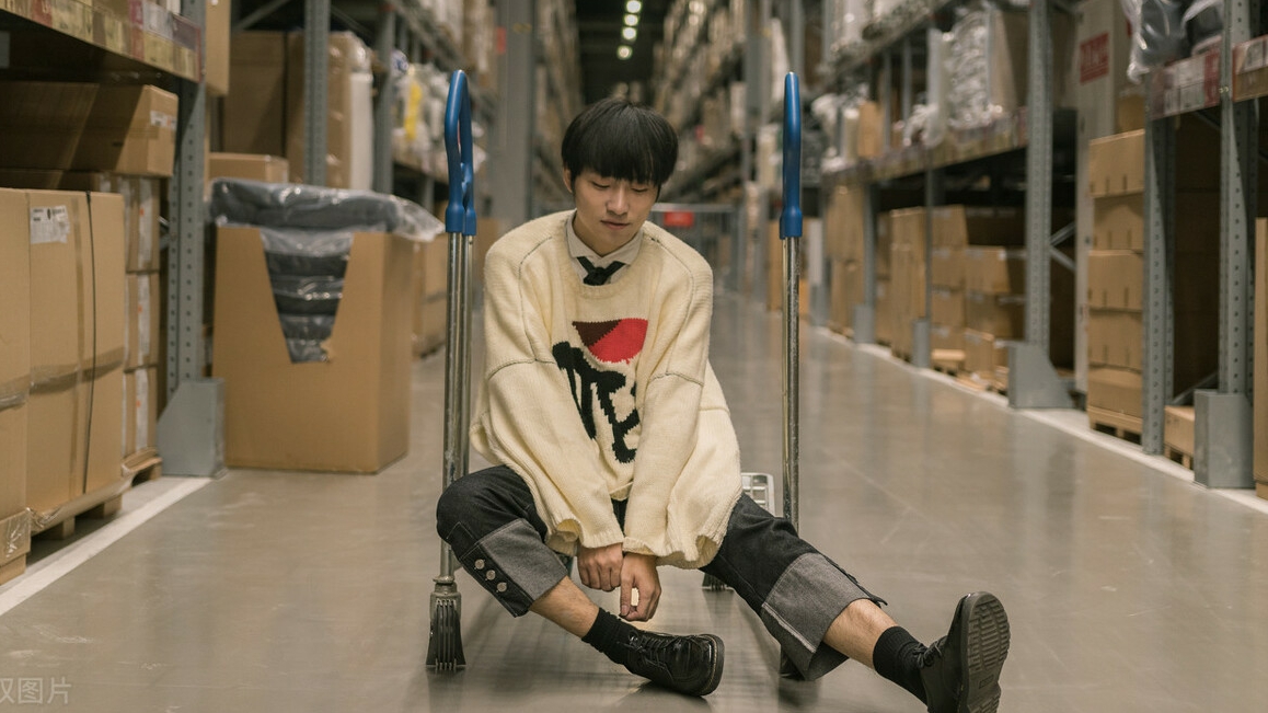 小说：穷小伙带妻子来LV专柜，营业员讥笑，不料他掏出至尊紫卡