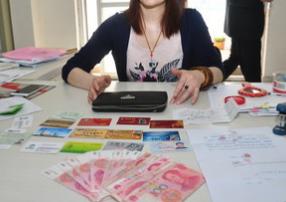 各种金卡任我刷，只要客户满意，这就是豪的生活吗？