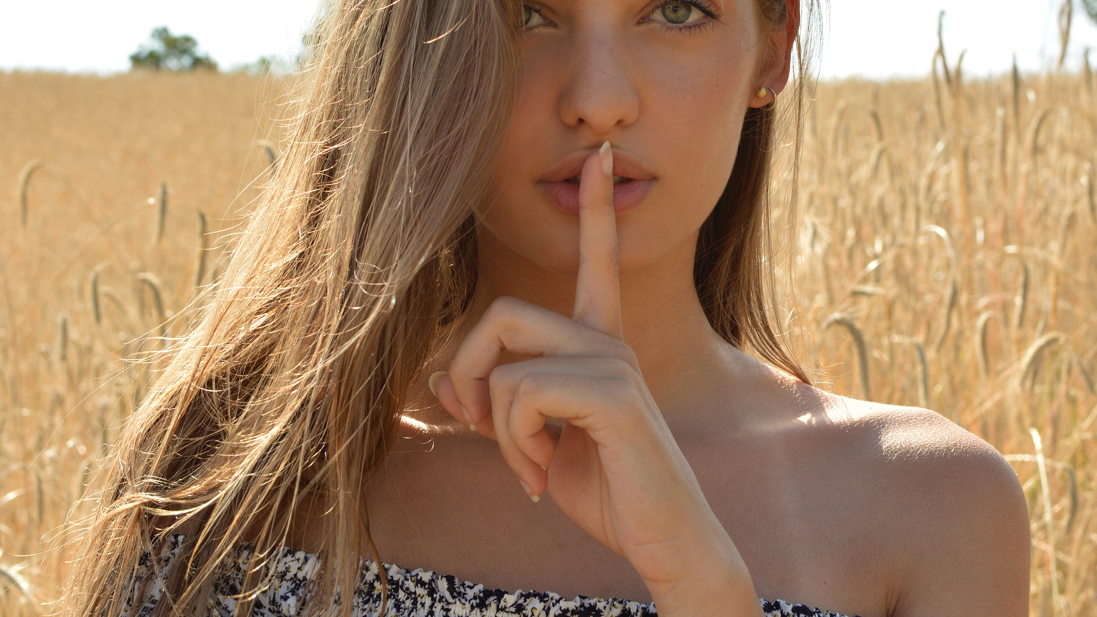 小说：哥哥忽略养女惹同学生疑，“未婚夫”挑破养女身份，很尴尬