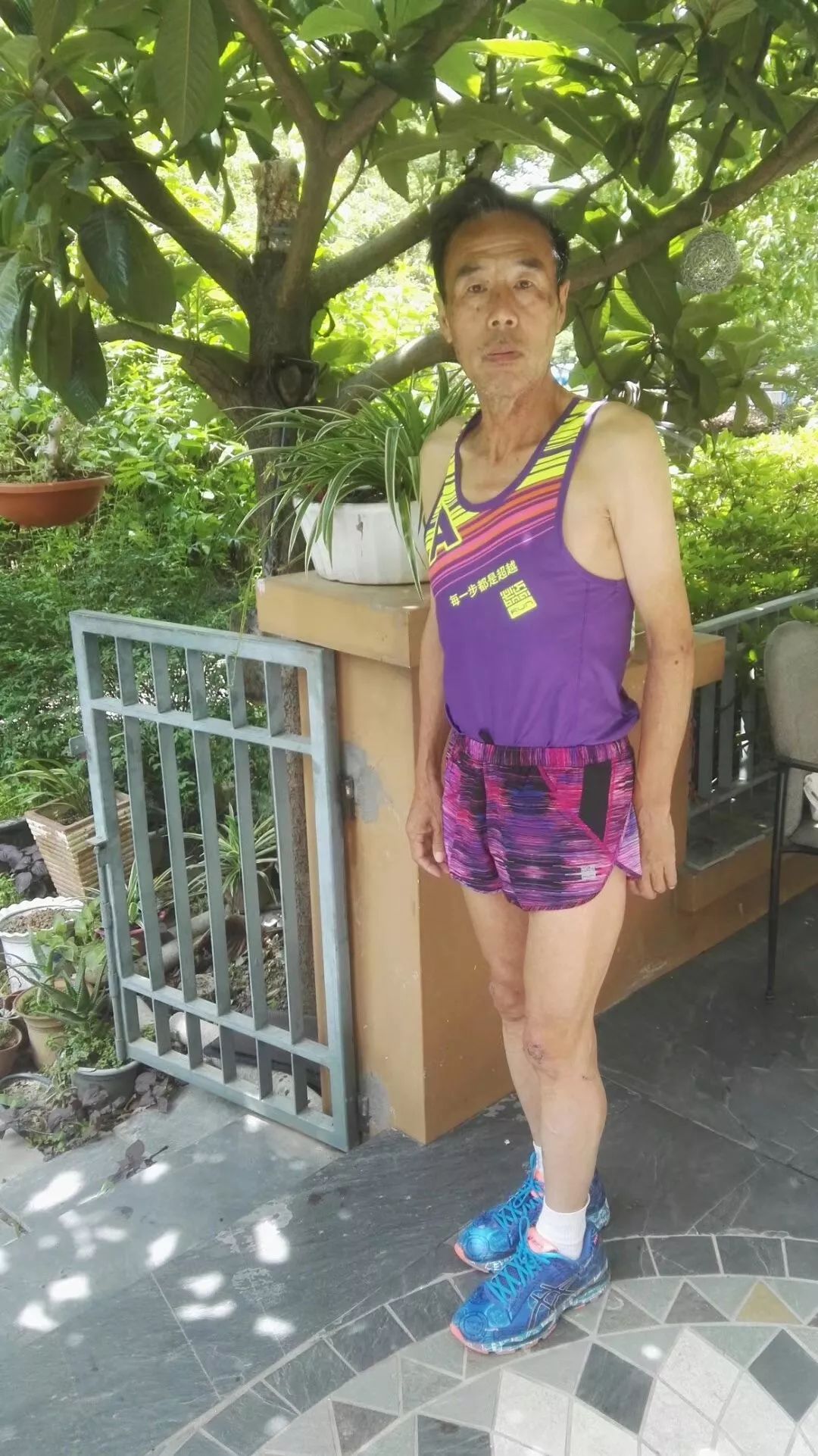 领跑一堆年轻小伙！68岁大爷北马2小时54分，配速408！