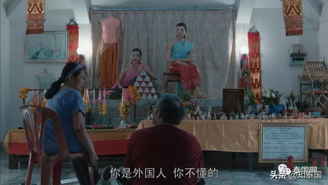 被士兵“上身”的年轻女巫，为何要去舔舐老女人伤痕累累的大腿？