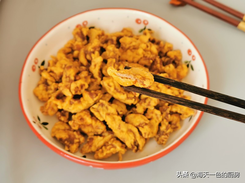 猪肉条这样炸不干不柴外焦,带皮的猪肉怎么炸才不会油溅出来