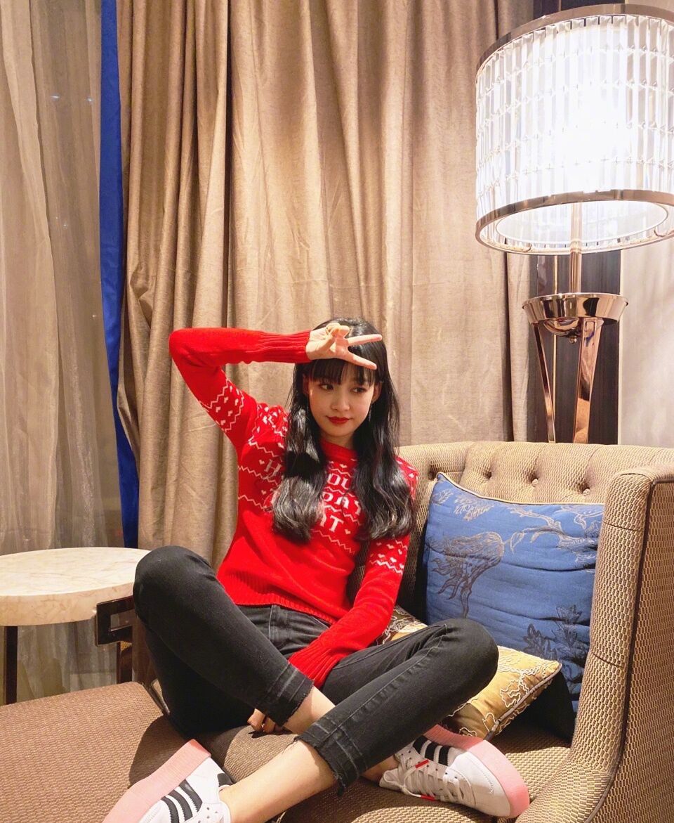 孙怡吊带露背黑裙,孙怡穿长裙