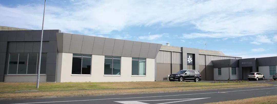 全身喷满防水喷雾,防晒美白嫩亮肌肤