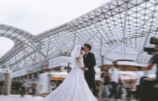 车展与婚纱的完美邂逅，抛开炸街事件，这届车展让我仅有的感动