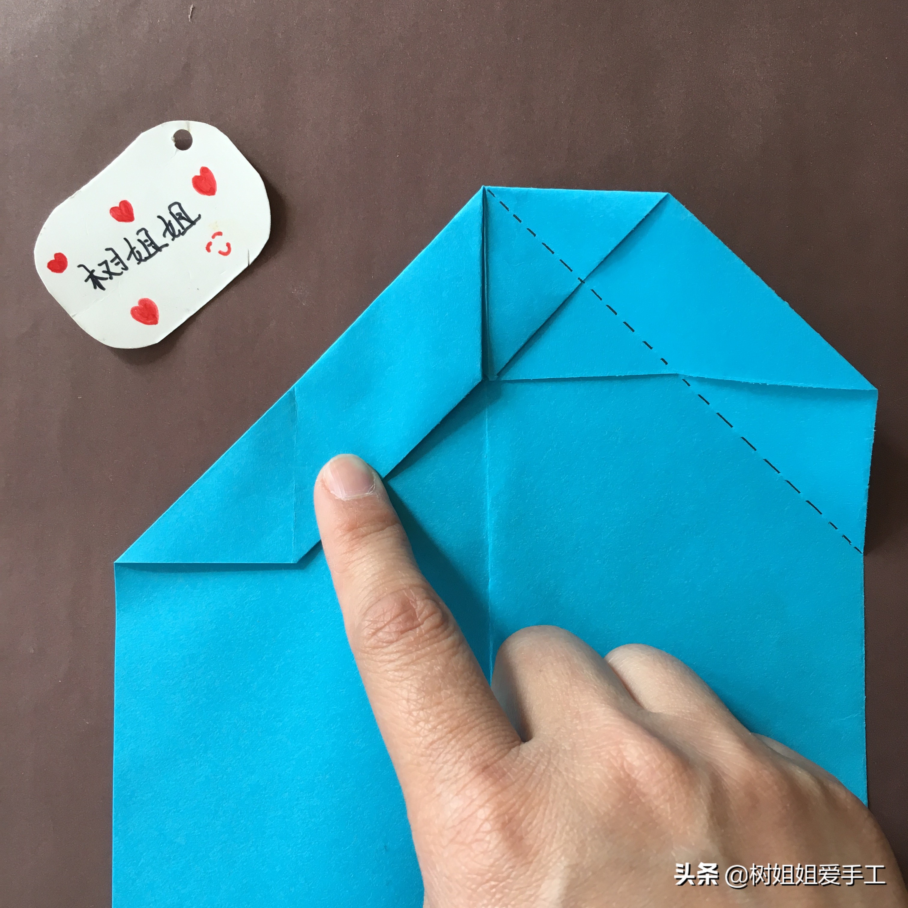 飞机折纸飞得又远又稳折法,正方形折纸飞得最远的纸飞机折法