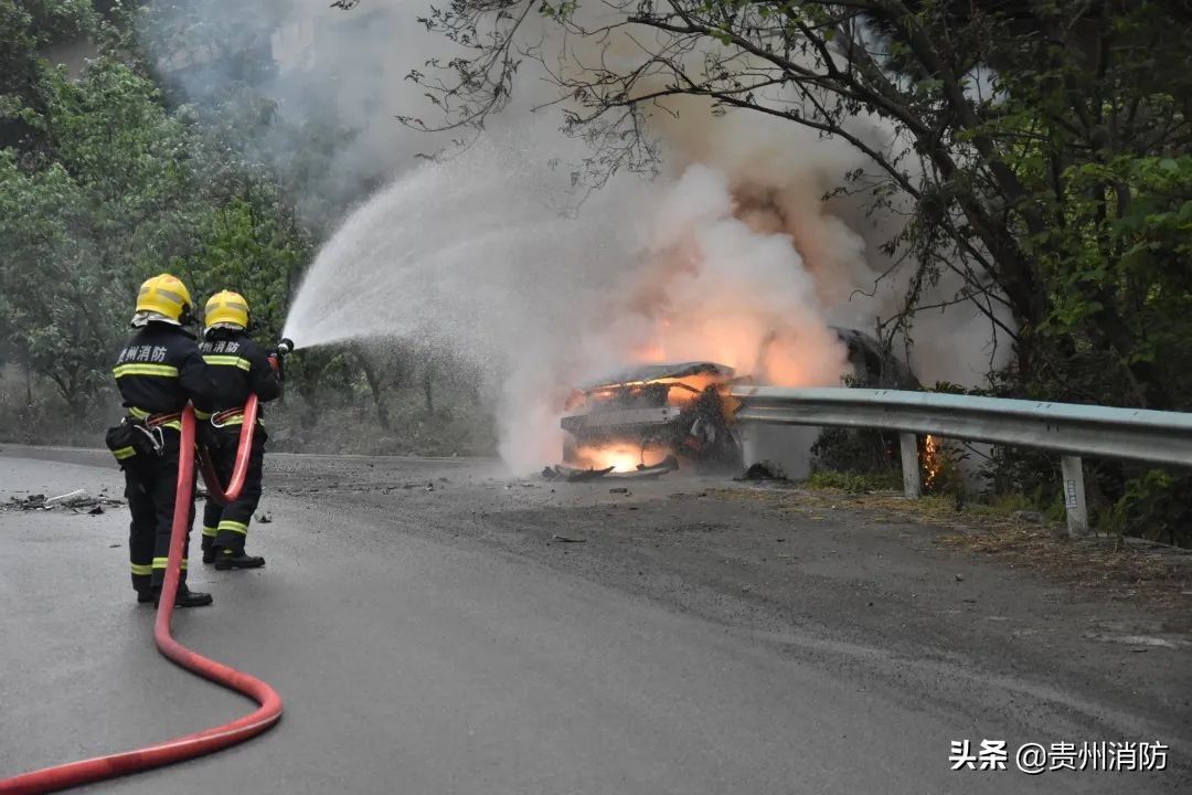 两车相撞冒烟燃烧完整版,两车相撞现场燃起了大火