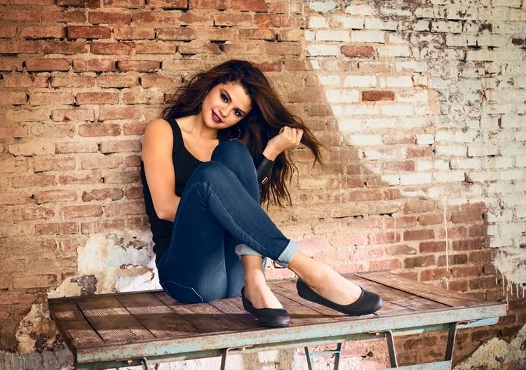 比伯为赛琳娜病情落泪,赛琳娜疑因比伯订婚情绪崩溃住院