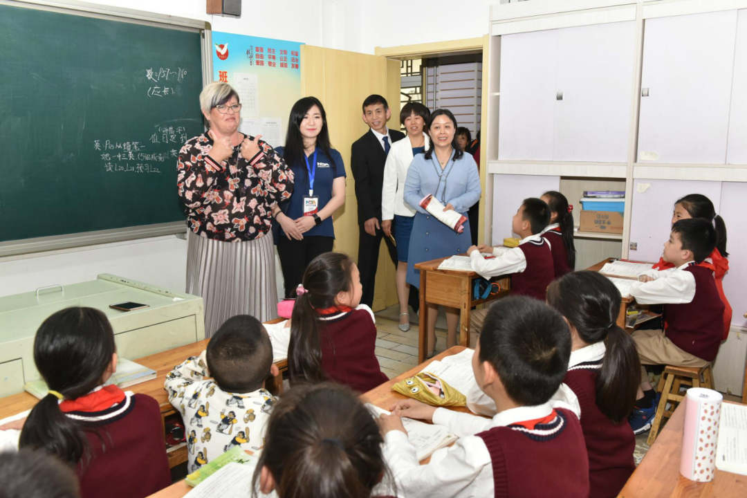 新西兰校长,新西兰小学生校长把游乐场搬来了