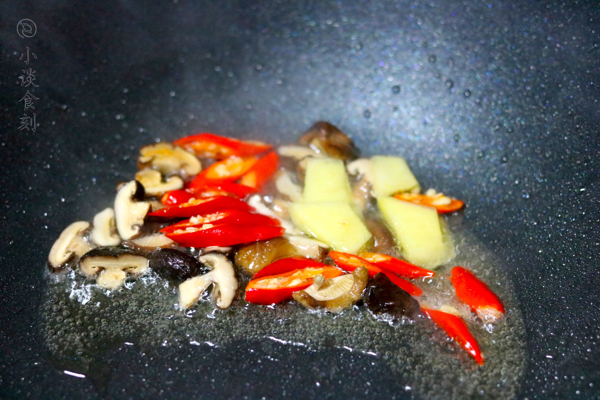 烧鸡为什么要炸一下再做,烧鸡要不要去血水