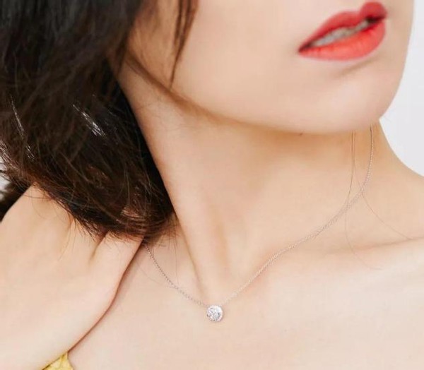 锁骨链搭配衣服,锁骨链能搭配的衣服