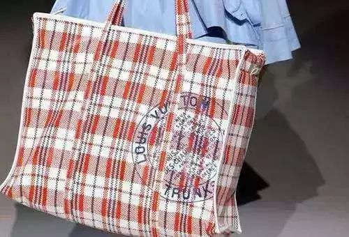 哈哈哈！没想到中国人看不上眼的土味“神货”，老外竟然都抢疯了