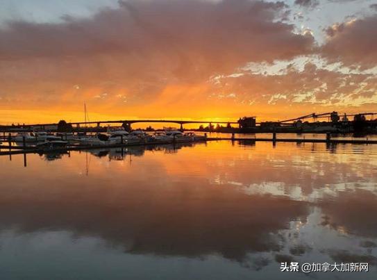 温哥华现最美晚霞+闪电温村秒变梦幻魔法城