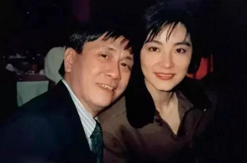 拿林青霞开刷，骂刘德华3年，一生恋3女，如何点评老流氓黄霑？