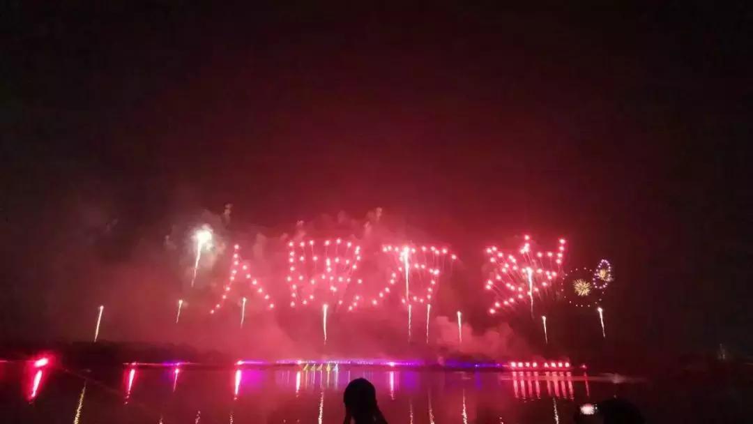 深圳湾焰火跨年,深圳湾1号烟花焰火表演