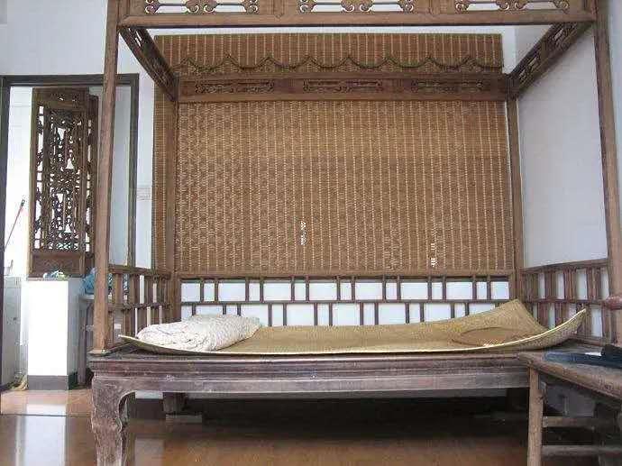 在一张床的见证下，女人完成了她们人生的蜕变