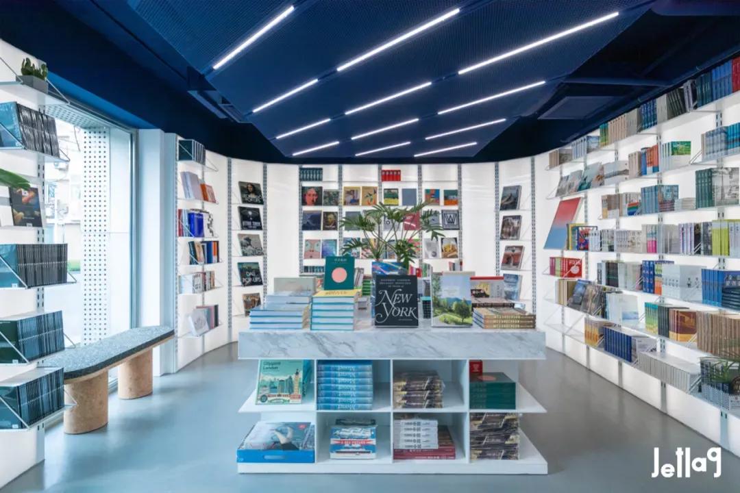 关店潮中，他在三里屯开了一家奢侈书店，用傲气向世界发起挑衅