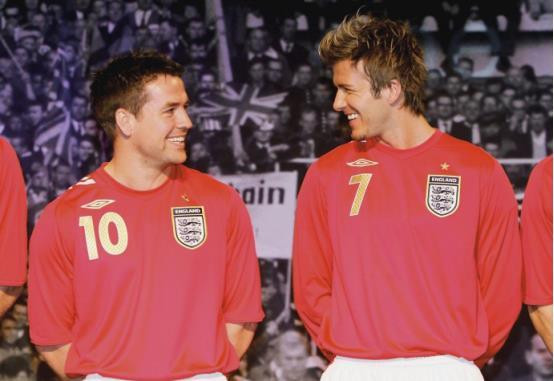 欧文成为传奇巨星,追风少年欧文为英格兰队竭尽全力