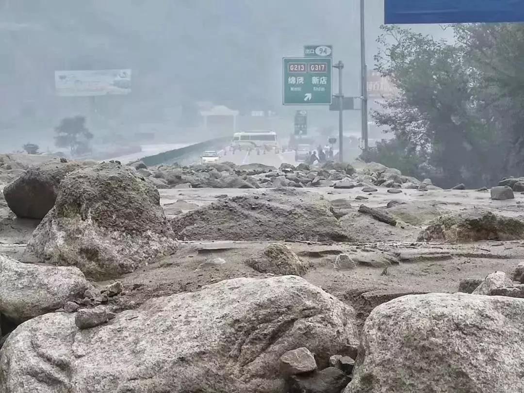暴雨吊桥救人,暴雨救援桥