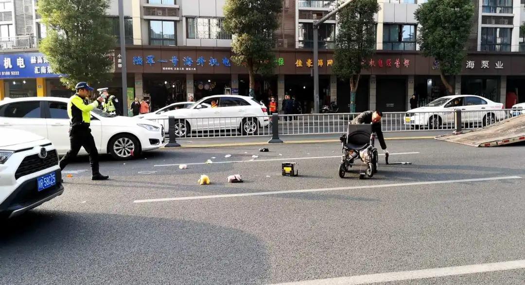 南充一辆客车被撞翻,南充一私家车被撞