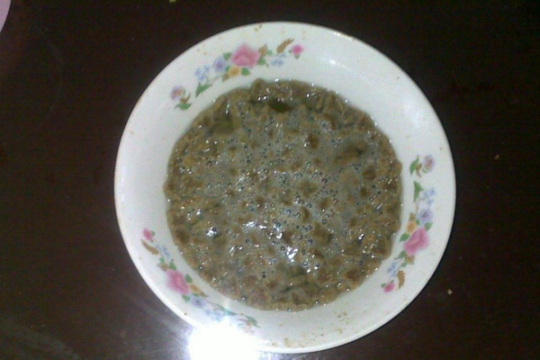 小狗崽断奶了吃什么,开水冲鸡蛋凉后泡狗粮喂断奶小狗