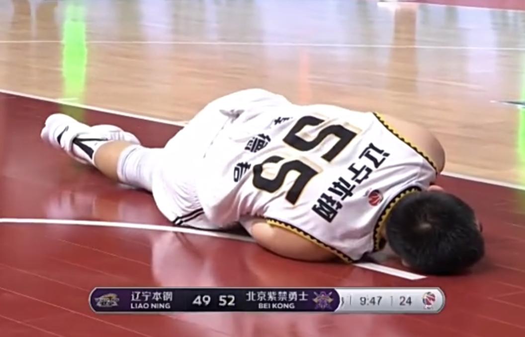 辽宁不惜受伤帮老叔!北控双塔禁赛,老马季后赛悬了,广州争气吧