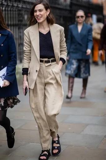 今年最流行凉鞋简单大方百搭,今年流行几款夏日凉鞋时尚百搭