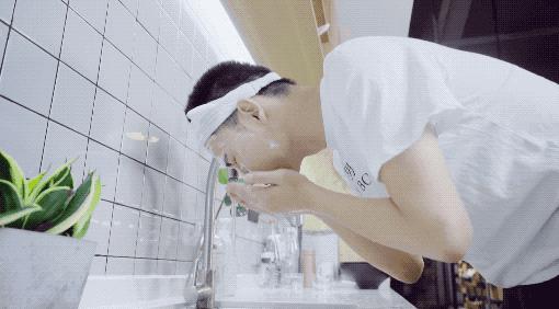 鼻子上用力挤挤出来白色东西很臭,鼻子里面有小鼓包挤出来白色很臭