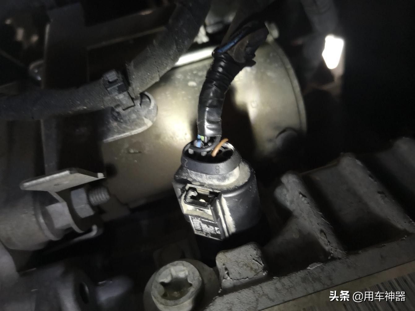 科鲁泽发动机故障指示灯亮起,汕德卡发动机故障灯亮起什么故障