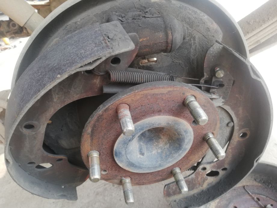 轮胎轮毂发烫是什么问题,汽车行驶轮毂发烫是刹车太紧吗