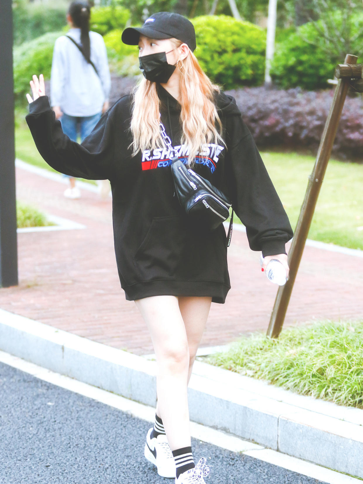 今年最火的斜挎腰包,腰包该怎么搭配