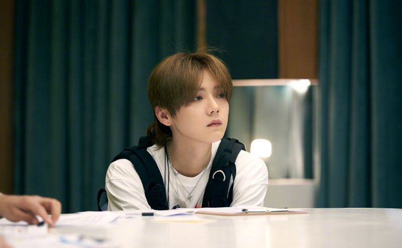 比鹿晗“假书包”更神的是“白加金”鞋子，全是窟窿，好像黄金甲