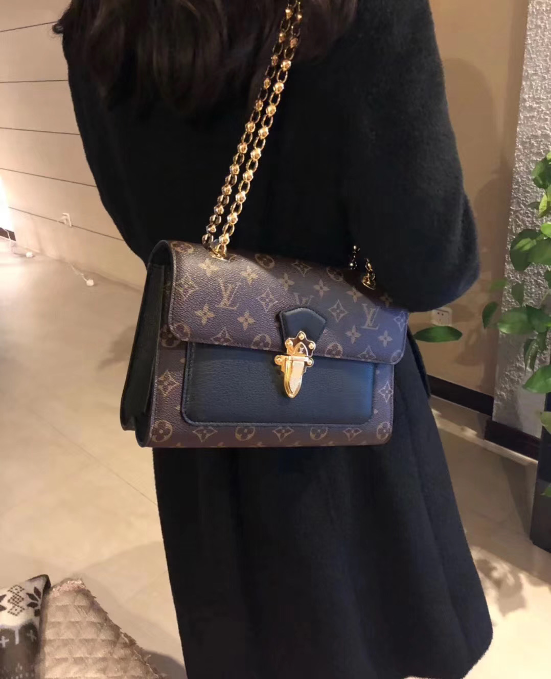 第一次入手奢侈品包包lv,第一次买奢侈品包包哪个牌子适合