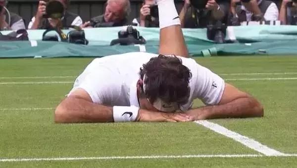 网球球员摔倒,网球拍摔地上反弹接住