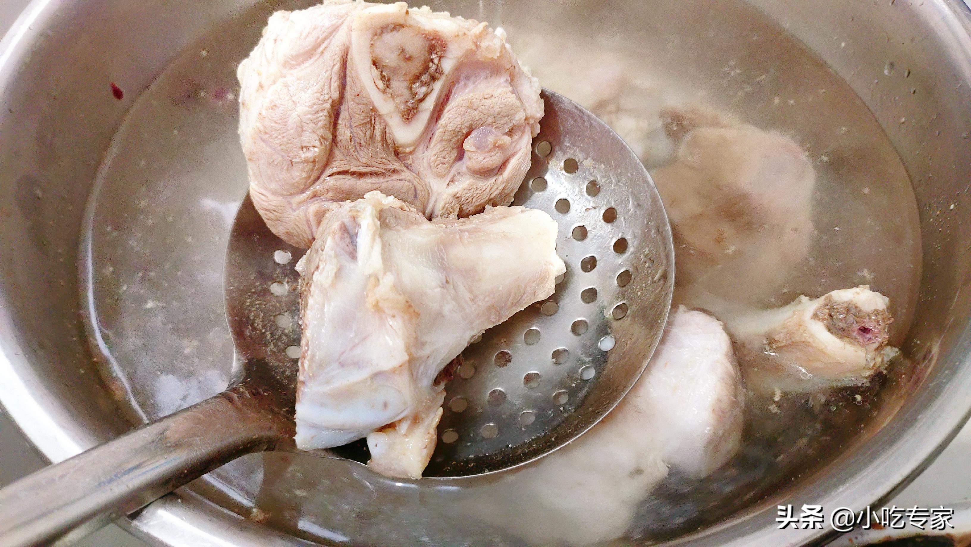 炖大骨汤先加盐还是后加盐,大骨汤加什么去腥味