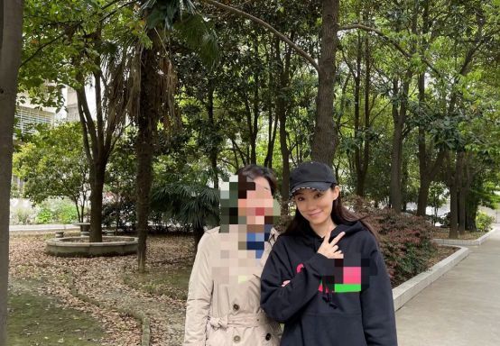 张小斐独自为李焕英扫墓,张小斐李焕英看电影穿的衣服