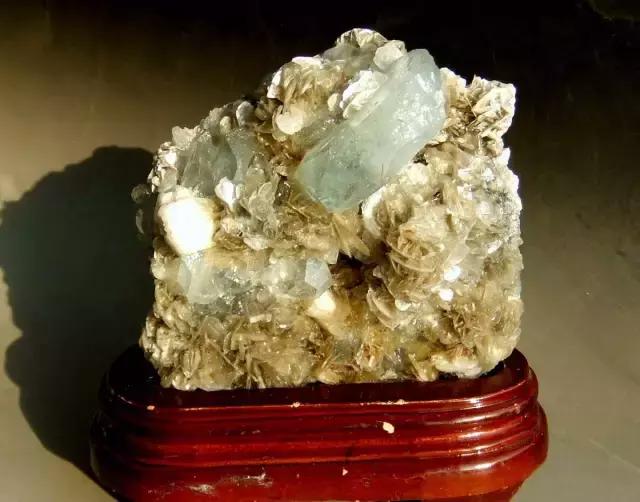 见惯了宝玉石，它的原石长啥样？有些毫不起眼，捡到千万别丢……