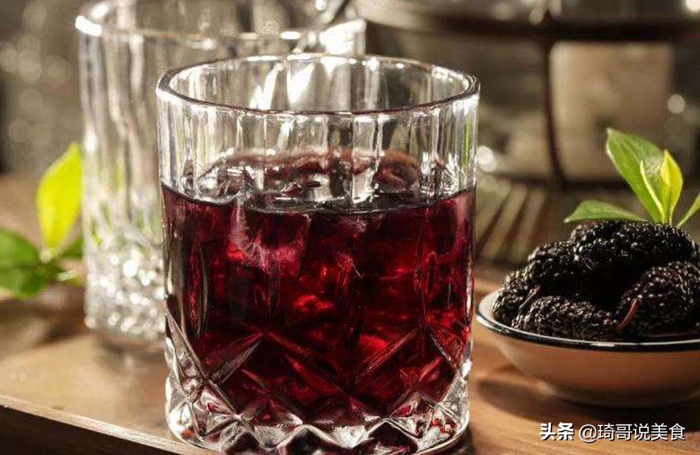 桑葚泡酒配方及功效与作用,桑葚泡酒喝的功效做法大全