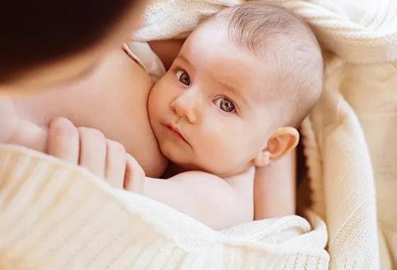 宝宝爱啃指甲是你忽略了这件事,宝宝爱咬手指和衣服是什么原因