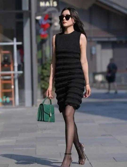 宋慧乔穿格子短裙显知性美,宋慧乔黑色连衣裙领奖