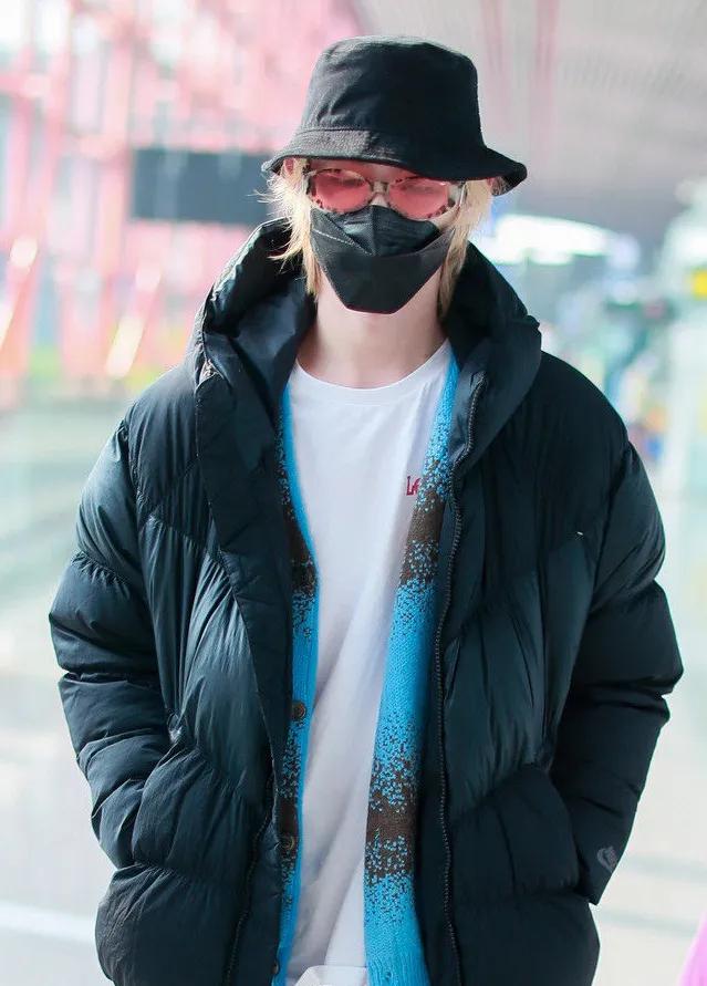 防疫造型大赛第二弹，杨幂热巴刘雯...戴口罩也挡不住的时髦感