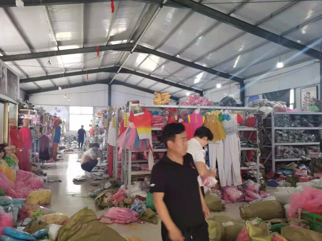 我们坐飞机转火车转老头乐，看到了真实的曹县