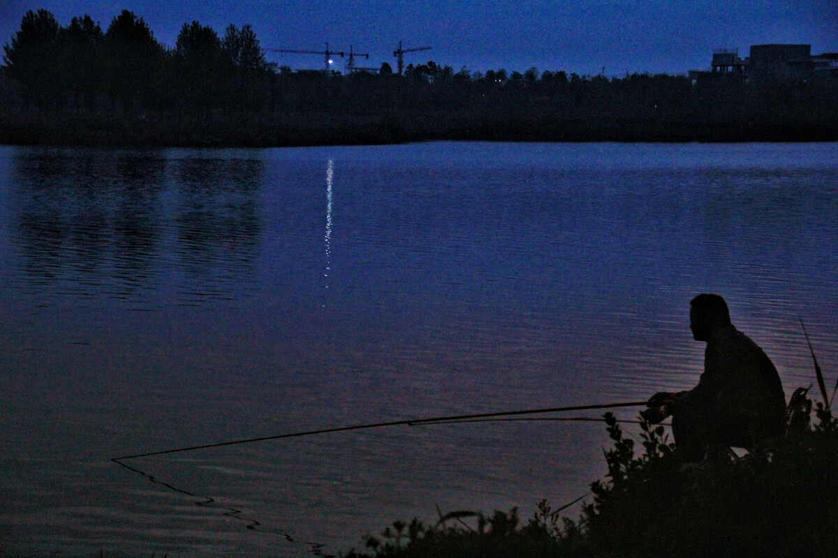 钓鱼夜钓需要什么技巧,夜钓小技巧和注意事项