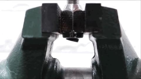 日本小哥用攒了一年的「指甲」给女友做了个钻戒？网友：妈呀变态