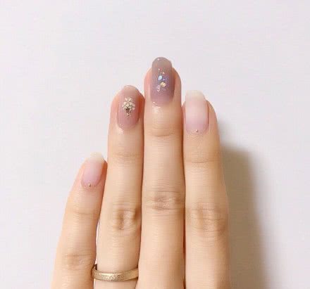 今年最流行的美甲颜色款式显白,什么色系显手白单色美甲款式图片